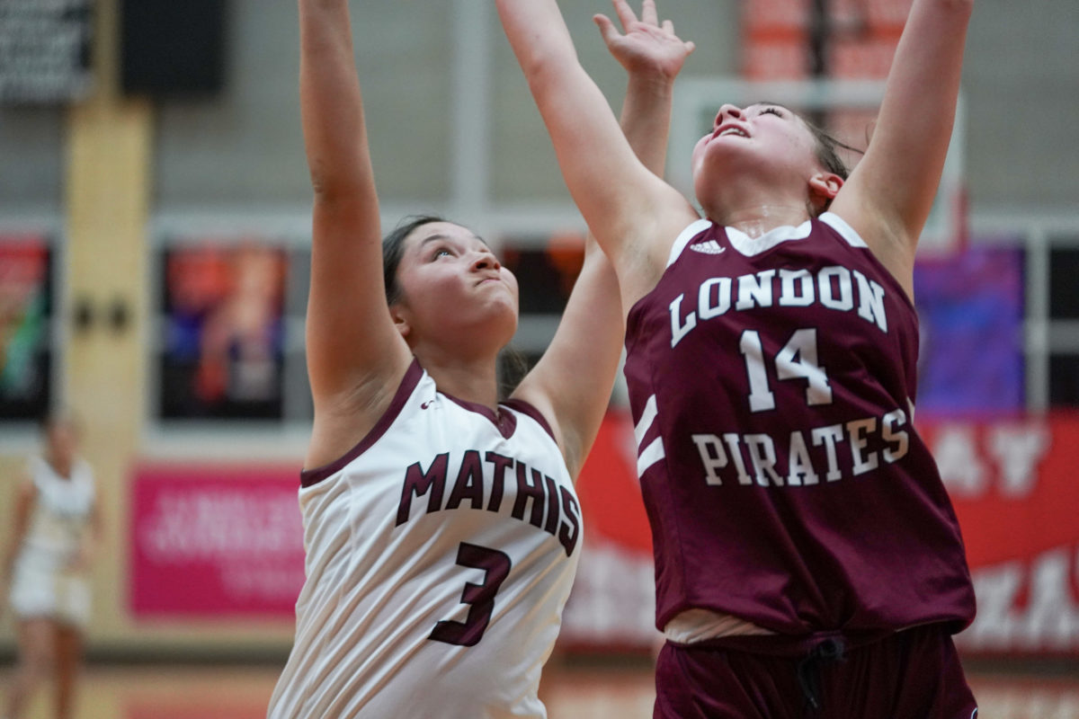 mathis-london-girls-basketball-playoffs00020